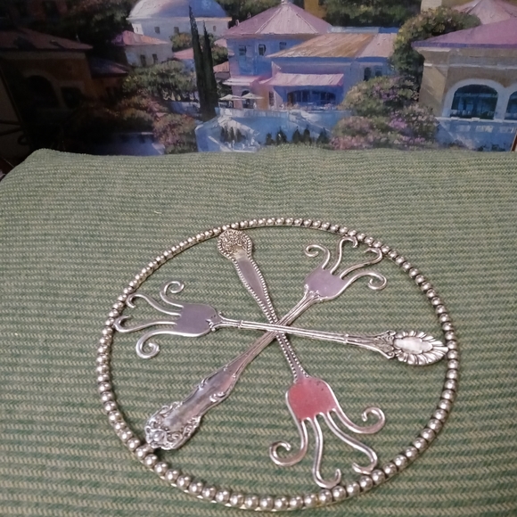 Wrought Iron Spanish Revival Medieval footed fruit basket & Hot Pot Holder🍜 - Picture 13 of 16